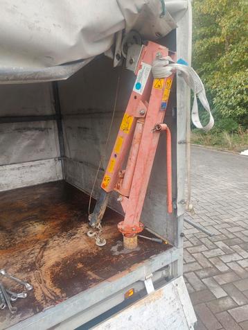Manuele lift voor op aanhanger. Hefvermogen 200 kg beschikbaar voor biedingen