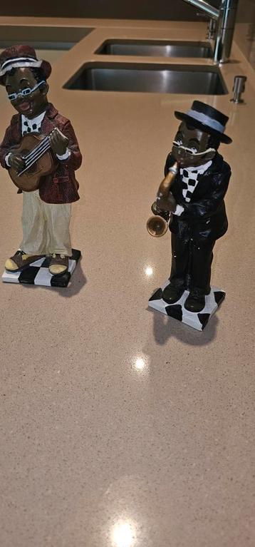2 figurines 