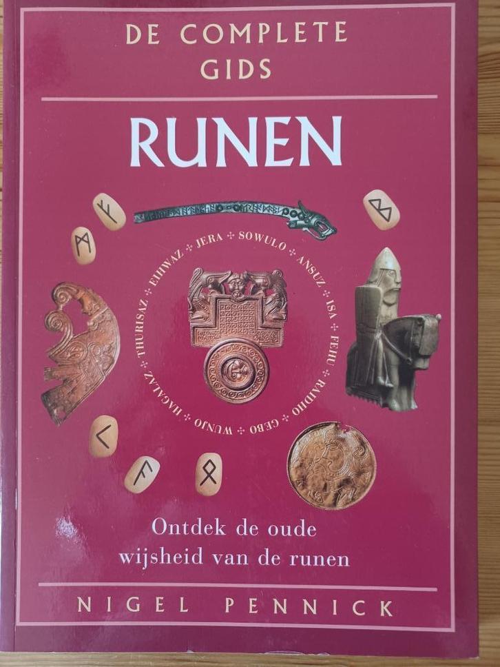 Runen, de complete gids, Nigel Pennick, Diversen, Overige Diversen, Zo goed als nieuw, Ophalen of Verzenden