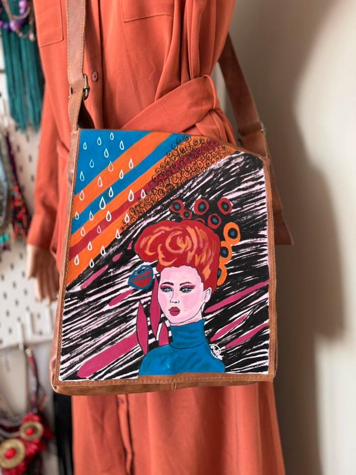 Gorgeous hand-painted vintage leather bag, Handtassen en Accessoires, Tassen | Schoudertassen, Gebruikt, Overige merken, Bruin