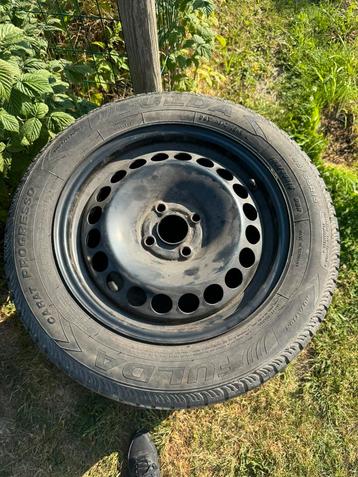 Stalen velgen van een ford fiesta met goede banden beschikbaar voor biedingen