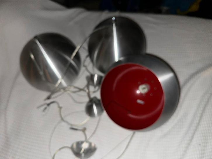 3 lampes suspensions design, ext. alu int. rouge, Maison & Meubles, Lampes | Suspensions, Utilisé, Moins de 50 cm, Métal, Enlèvement