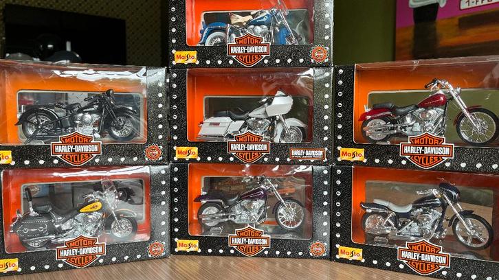 Maquettes Harley Davidson 1:18 dans l'emballage d'origine, Hobby & Loisirs créatifs, Voitures miniatures | 1:18, Comme neuf, Moteur