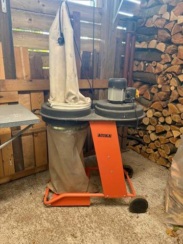 Zaagtafel met stofzuiger beschikbaar voor biedingen