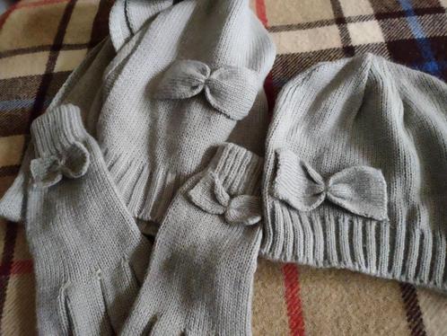 x Nieuwe grijze sjaal met muts en handschoenen (kinderen), Kinderen en Baby's, Kinderkleding | Mutsen, Sjaals en Handschoenen