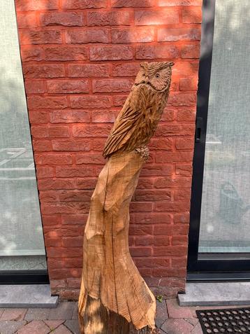 Houtsculptuur uil op boomstam beschikbaar voor biedingen