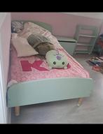 Kinderbed met matras en bijpassend nachtkastje en boekenrek, Ophalen, Matras