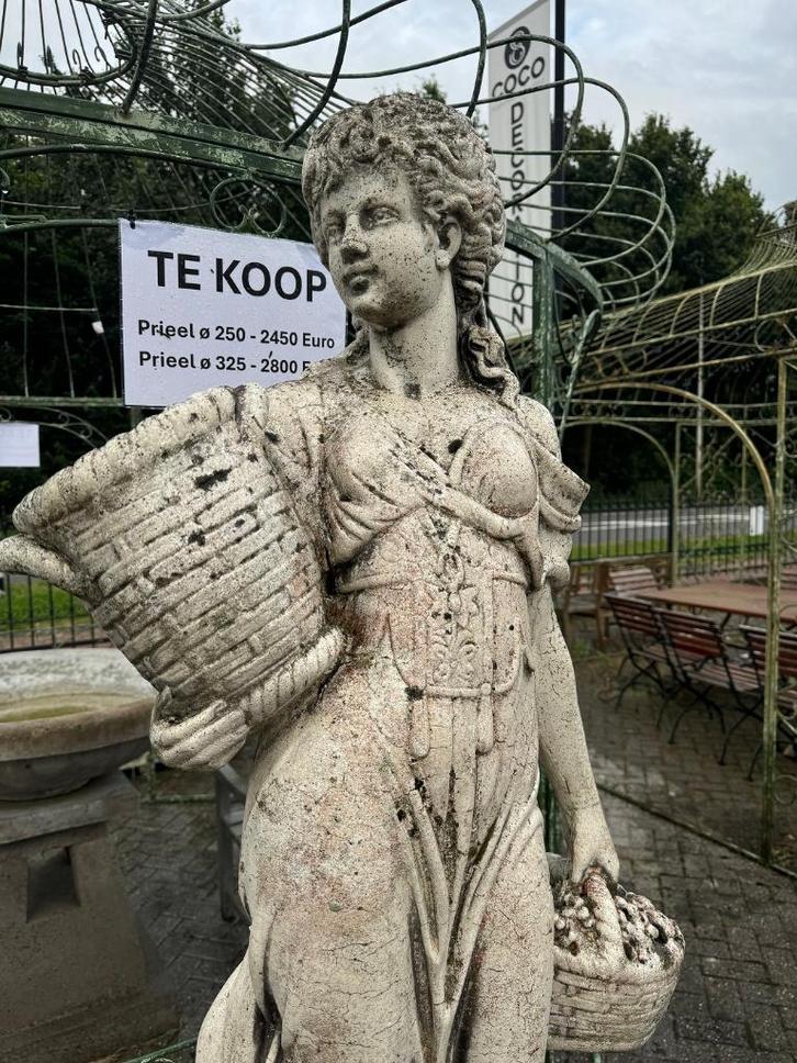 Tuinbeeld bloemenmeisje op sokkel - 200 cm hoog marmergruis, Antiek en Kunst, Curiosa en Brocante, Ophalen