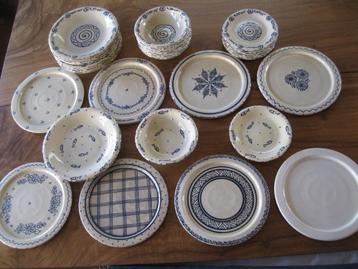 Decoratieve aardewerk borden wit blauw beschikbaar voor biedingen