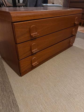 Vintage ladekast / Tv kast beschikbaar voor biedingen