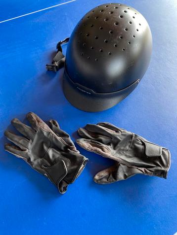 Paardrijhelm en handschoenen beschikbaar voor biedingen