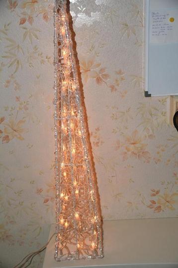Piramide met ledverlichting beschikbaar voor biedingen
