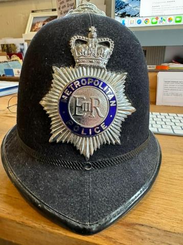 oude politiehelm uit England beschikbaar voor biedingen