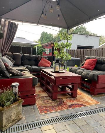 Salin de jardin rouge cottage en palettes. beschikbaar voor biedingen