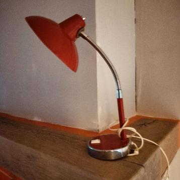 Vintage rode metalen bureaulamp beschikbaar voor biedingen