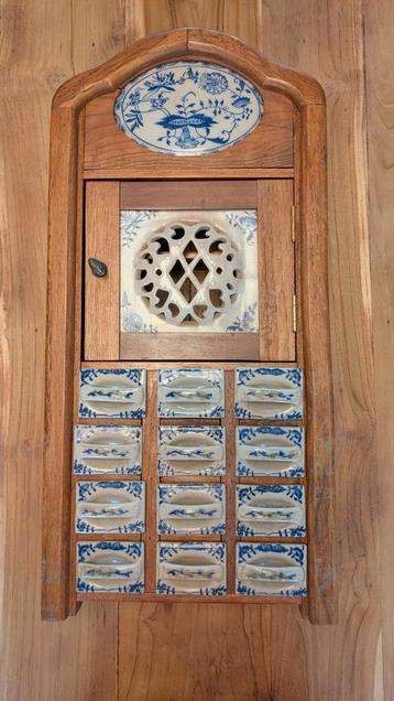 Vintage houten kruiden kastje met wit-blauw aardewerk beschikbaar voor biedingen