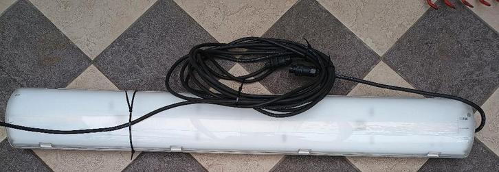 LED lamp – 63W - Waterbestendig, Doe-het-zelf en Bouw, Bouwverlichting, Zo goed als nieuw, Lamp met armatuur, 50 tot 200 watt