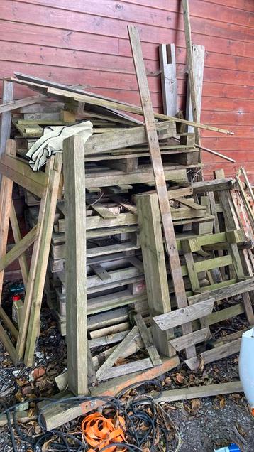 Gratis brandhout beschikbaar voor biedingen