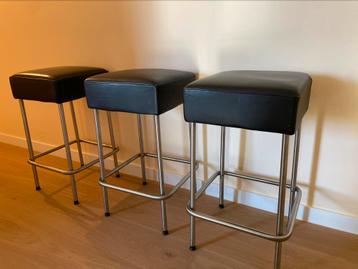 3 zwarte barkrukken met kunststof bekleding beschikbaar voor biedingen