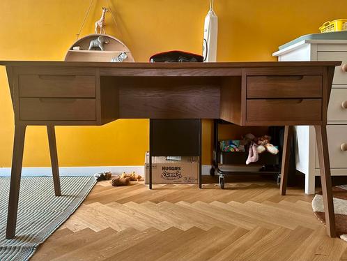 BUREAU DONKER EIK/WALNOOT, Huis en Inrichting, Bureaus, Zo goed als nieuw, Bureau, Ophalen