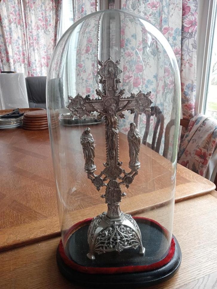 Crucifix ancien sous globe, Antiquités & Art, Antiquités | Objets religieux, Enlèvement