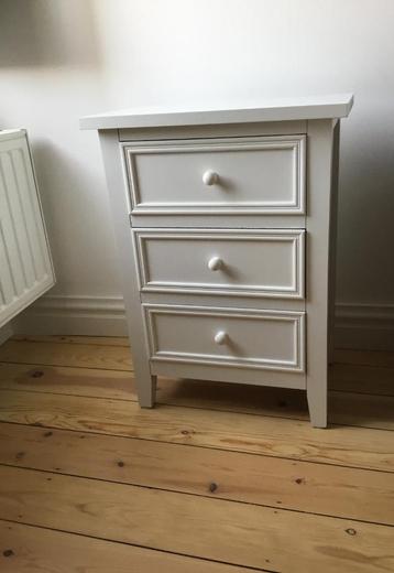 Nachtkastjes (twee stuks) - hout, wit, lades beschikbaar voor biedingen