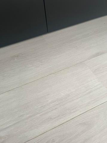 Laminaat beige-grijs + ondervloer & plinten, ong 70m2, Enlèvement, Comme neuf, Beige, Aggloméré