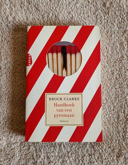 Boek - Handboek van een Pyromaan - Brock Clarke - Arena - €2, Boeken, Romans, Gelezen, Nederland, Ophalen of Verzenden