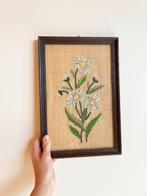 Vintage lijst | geborduurde bloemen, Maison & Meubles, Accessoires pour la Maison | Cadres, Moins de 50 cm, Enlèvement ou Envoi