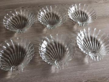 6 coquilles en verre pour 12€ disponible aux enchères