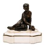 Bronzen dame met vogel op marmeren sokkel., Antiek en Kunst, Ophalen of Verzenden, Brons