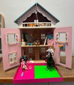maison de poupées + 3 poupées "Lottie" + bcoup d'accessoires, Enlèvement, Utilisé, Maison de poupées
