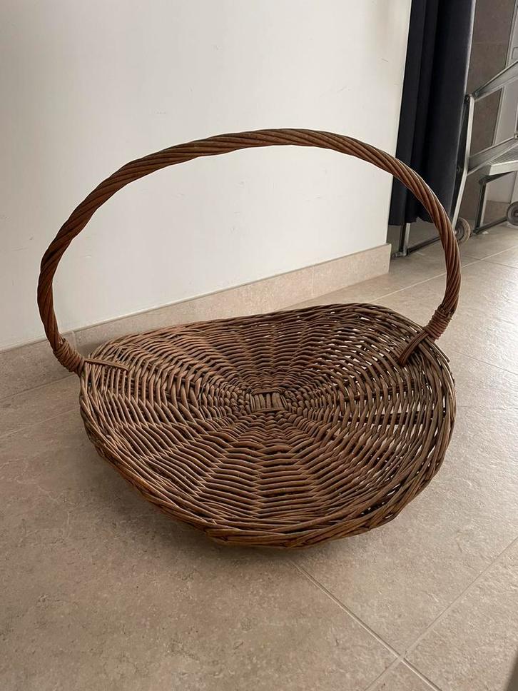 Mooie grote ronde rieten mand met stevig handvat. Jaren 60, Huis en Inrichting, Woonaccessoires | Schalen en Manden, Zo goed als nieuw