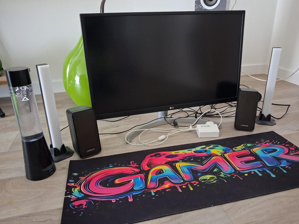 gaming monitor LG en 2 boxen + 2 lightbars + lavalamp ps5, Ophalen, Zo goed als nieuw, Gaming
