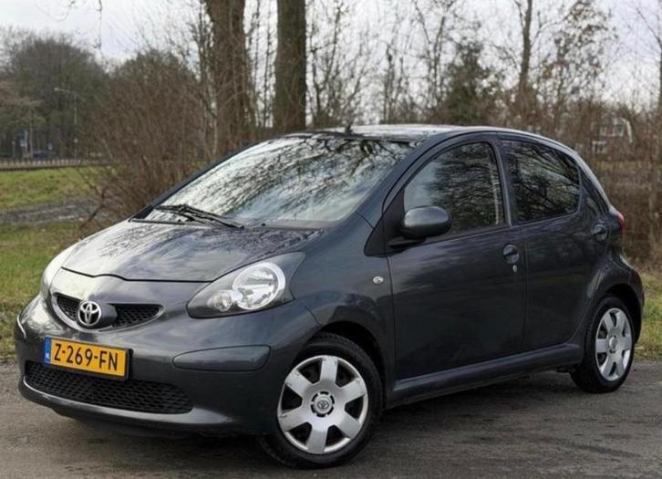 TOYOTA AYGO 2008, Autos, Toyota, Particulier, Aygo, Essence, Euro 4, Hatchback, 4 portes, Boîte manuelle, Argent ou Gris, Noir