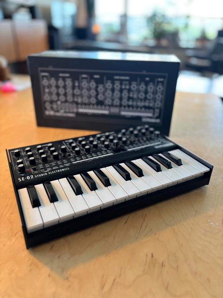 Roland Boutique SE-02 + K-25m clavier, Musique & Instruments, Synthétiseurs, Comme neuf, Autres nombres, Roland, Avec connexion MIDI