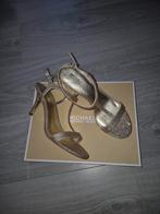 Escarpins dorés Michael Kors, Enlèvement