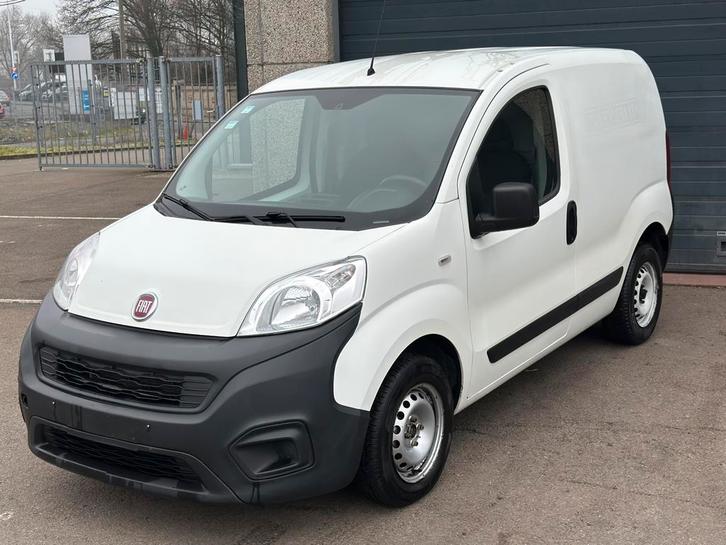 Fiat Fiorino 1.3Diesel Euro6b 1er propriété prête immatricul, Autos, Camionnettes & Utilitaires, Entreprise, ABS, Phares directionnels