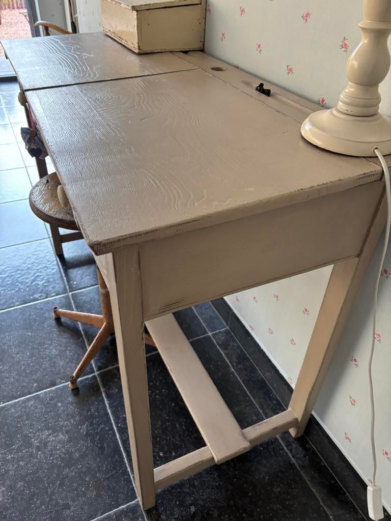 Oude school bureau gepatineerd ., Enlèvement