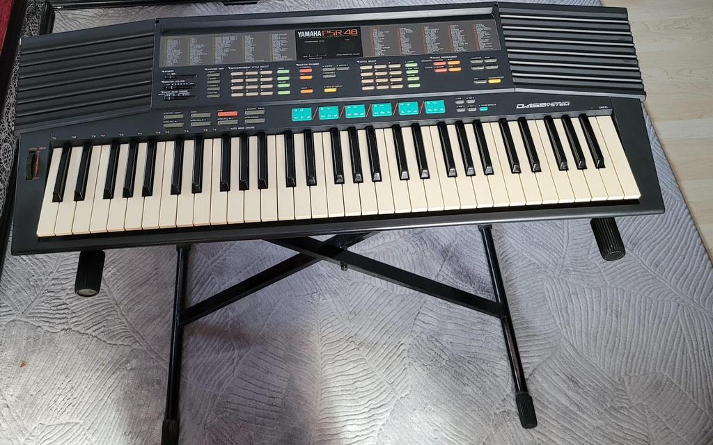 YAMAHA PSR 48 synthesizer met standaard en oplader., Muziek en Instrumenten, Ophalen, Zo goed als nieuw, Yamaha, Met standaard