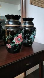 Prachtig stel zwarte vazen in Booms glas met bloemenmotief, Antiek en Kunst, Ophalen