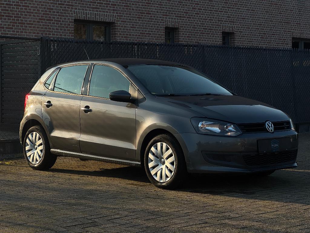 VOLKSWAGEN POLO 2011 BEZINE 97DKM GEKEURD&GARANTIE, Auto's, Volkswagen, Voorwielaandrijving, Zwart, 3 cilinders, https://public.car-pass.be/vhr/1b13f95d-c1ba-44ae-9922-095cf2554975