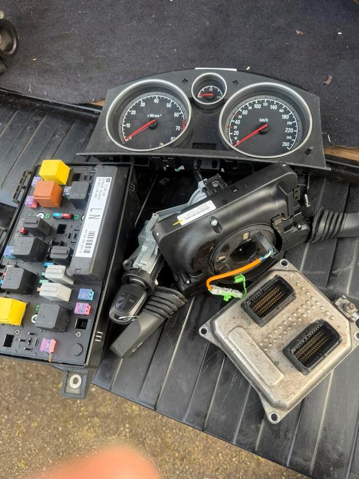 Opel astra H  2008. 1.6 benzine 85kl, Autos, Opel, Astra, Essence, Euro 4, Berline, Boîte manuelle, Blanc, Gris, Tissu, Traction avant