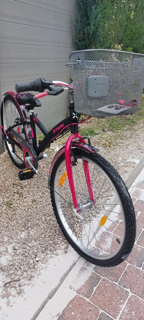 Vélo fille 24pouces B'TWIN de 9ans à 12ans et 1m25 à 1m40, Vélos & Vélomoteurs, Enlèvement, Vitesses