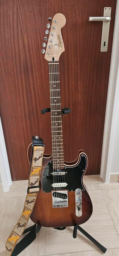Squier paranormal Custom Nashville Stratocaster, Musique & Instruments, Instruments à corde | Guitares | Électriques, Fender, Enlèvement