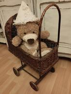 Oude poppenwagen met beer, Ophalen