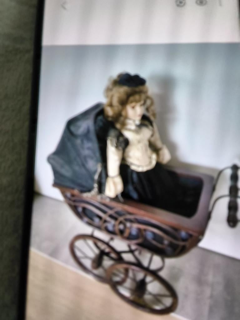 Oude popen koets met porseleinen pop, Ophalen