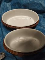 2 witte keramieken ovenschoteltjes met rieten mandjes elk, Enlèvement ou Envoi