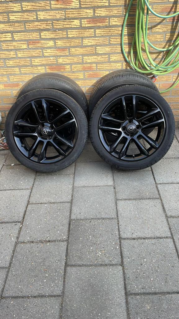 Opel sportvelgen 17 inch 4x100 ET44 met zomerbanden, Ophalen, Velg(en), 17 inch, Zomerbanden