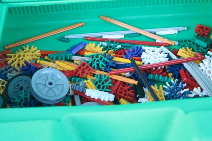 Groene K'nex koffer met ong. 360 stukjes + catalogus, Kinderen en Baby's, Speelgoed | Educatief en Creatief, Gebruikt, Knutselen